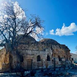 Ganz unspektakulär finden sich auch byzantinische Bäder, die fast so verfallen wirken, wie..