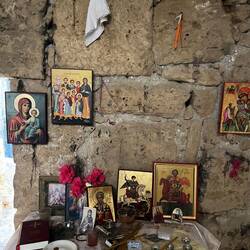 Außerhalb des Parks komme ich an einer unterirdischen Kapelle..