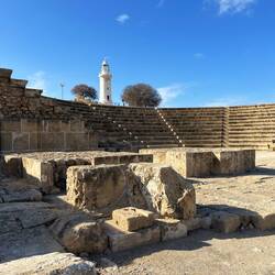 ..im Vordergrund das Odeon, wo gesangliche Wettkämpfe und Ratsversammlungen abgehalten wurden.
