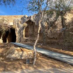 ..und dieser Höhle vorbei, wobei ich nicht so recht weiß, worum es sich dabei handelt.