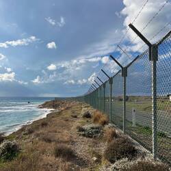 Zwischen Zaun und Meer folge ich..