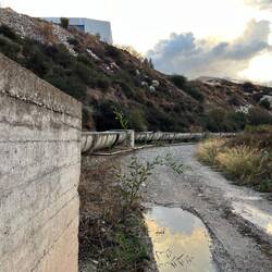 ..Unterstand suche, ehe es an einer Bewässerungsanlage..