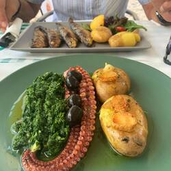 Vorne Pulpo, hinten Sardinen