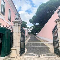 Hier geht's zum Präsidentenpalast. Mehr kann man nicht sehen