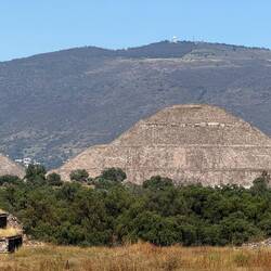 Die Pyramide als Nachbildung des natürlichen Berges dahinter