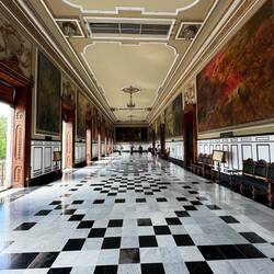 Der Rathaus Saal mit Gemälden von Fernando Castro Pacheco