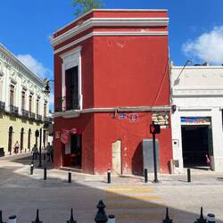 Unter der farbenfrohen Fassaden ist Sandstein, ehemals Baustein von Mayapyramiden