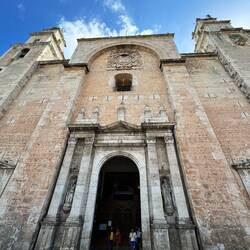 Die Kathedrale, wie viele Gebäude am Platz errichtet aus Steinen von Mayapyramiden