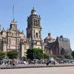 Rundblick auf dem Zoćalo auf die Kathedrale, den Nationalpalast und das Rathaus