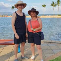 Heute gab es für alle Katzen neue Hüte