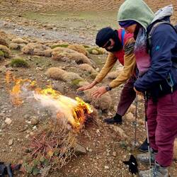 Ibrahim steckt einen Busch in Brand um die Hände zu erwärmen!