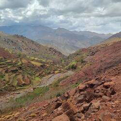 Terrassierungen und das Berberdorf Ifri im Hintergrund