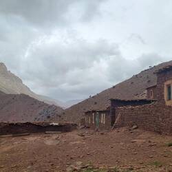 Mittagspause dann um 14.00 Uhr in diesem Berberhaus mit frischem Brot!