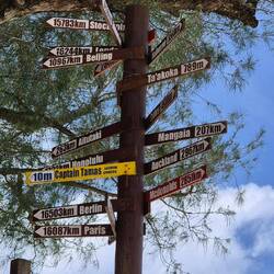 Lustiger Wegweiser... habt Ihr's entdeckt?