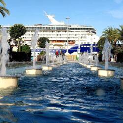 Schwimmenden Wolkenkratzer vor der Brunnenanlage