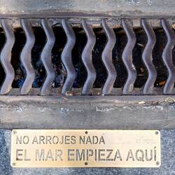 Gully: Wirf nichts hinein. Das Meer beginnt hier.