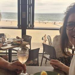 ...Essen mit Ausblick auf den Beach