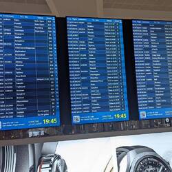 Anschlüsse in die halbe Welt. Unser Flug war zum Glück pünktlich.