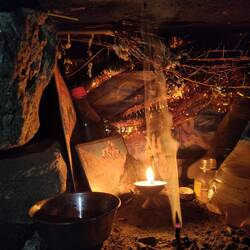 Aber immerhin gemütlich mit kleinem Altar!