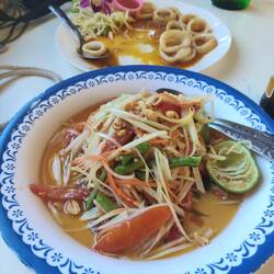 Papaya salad y calamares