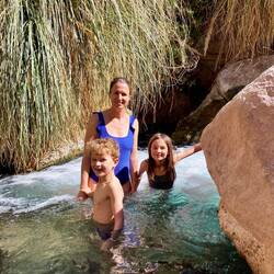 Baignade dans un jacuzzi naturel d'une oasis dans le désert