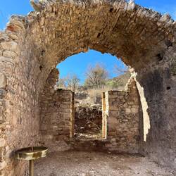 Auch zu finden sind verfallene, antike Gebetsstätten.