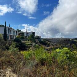 ..stoße ich auf das Luxus-Ressort Minthis inkl. Golfanlage.