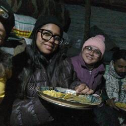 Gemeinsames Abendessen von Roti, Reis, Dhal und Kartoffelparadeisspeise