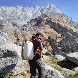 Da der Gletscherbach versiegt ist, muss Trinkwasser hinauf getragen werden!!!