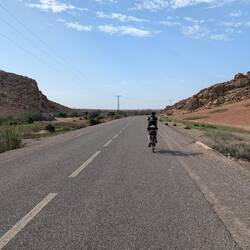 Seuls sur la route désertique