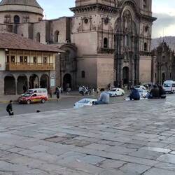 ... während Andi zum einzigen kostenlosen Bankautomaten rennt!