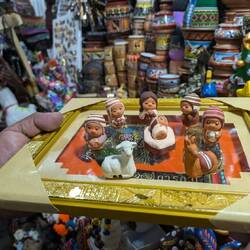 Tanja schlägt bei einer authentischen Krippe mit Lama zu