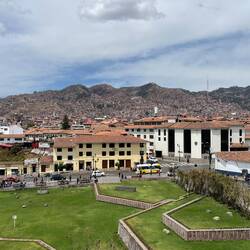 Die Stadt zieht sich bis auf die Hänge der benachbarten Berge
