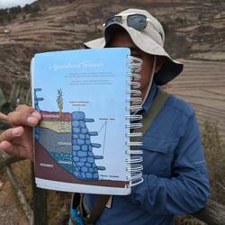 Uns wird erklärt, wie die Stapelmeister der Inka ihre Terrassen aufgebaut haben