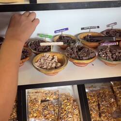 Stopp 4: Wir schlemmen uns durch die Schokolade (Tanja ist kein Fan von der lokalen Minze)