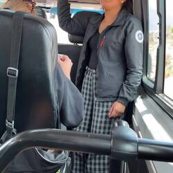 Eine geläufige Verkaufsstrategie in Peru: Es hüpft jemand in den Bus und stellt sein Produkt vor