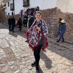 Heute ist zum ersten Mal Tanjas super-authentischer Poncho aus Bolivien dabei