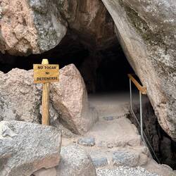 Ein alter Mummifizierungsort (Übersetzung: Nichts anfassen, nicht verweilen!)