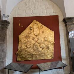 Die Nachbildung eines goldüberzogenen Wandgemäldes