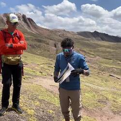 Unser Guide erklärt uns die Landschaft