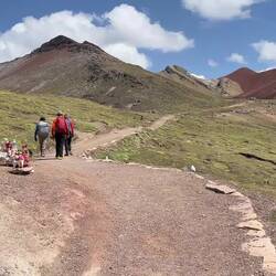 Die Natur um die Rainbow Mountains ist auch schon sehr beeindruckend
