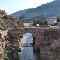 Auf dem Hinweg halten wir bei einer (nachgebauten) Inka-Hängebrücke in Checacupe