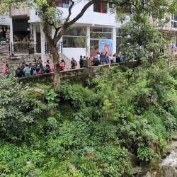 Von hier fahren Busse direkt zum Machu Picchu. Alternativ kann man die Strecke auch laufen