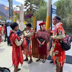 Auch auf dem Weg zum Gleis wird uns nicht langweilig