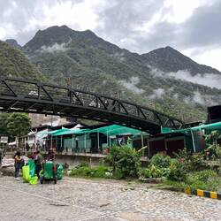 Das Städtchen ist umringt von Bergen