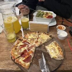 Unsere Entscheidung für das Abendessen fälltauf Pizza und Lasagne