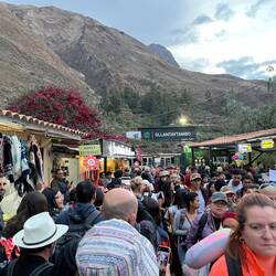 Dann geht es endlich weiter. Am Bahnhof in Ollantaytambo ist mega viel los