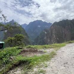 Bei dem Höhenunterschied sind wir froh, dass wir uns für den Bus entschieden haben