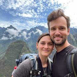 Machu Picchu ist umringt von Bergen