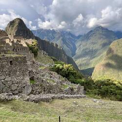 Mittig im Bild sieht man die Mauern in ihrem Zustand bei der Wiederentdeckung im Jahr 1911
